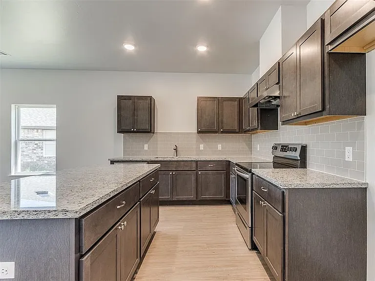 125 Jennifer Ave — Photo 6
