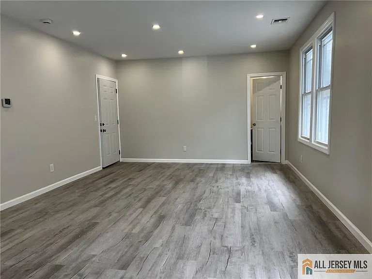 588 Livingston Ave #2-B — Photo 11