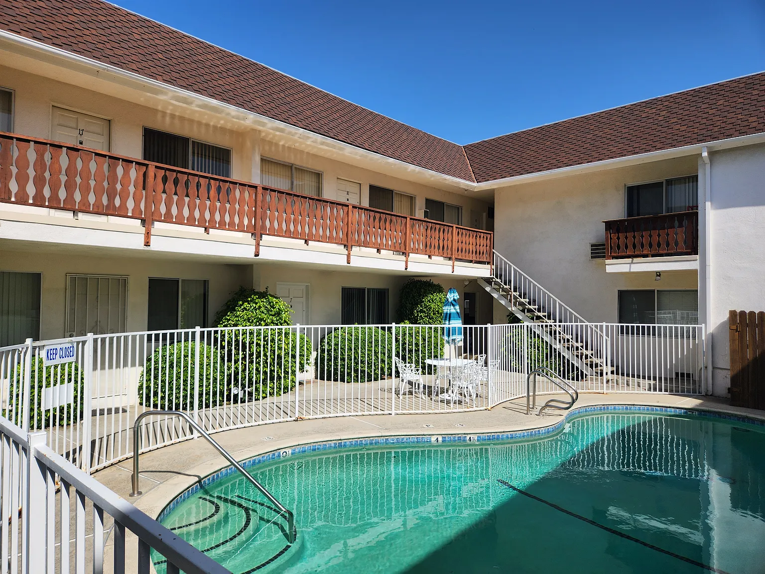 Chalet Apartments — Photo 2