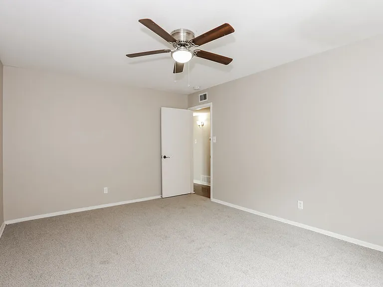 511 Rosewood Ln — Photo 10