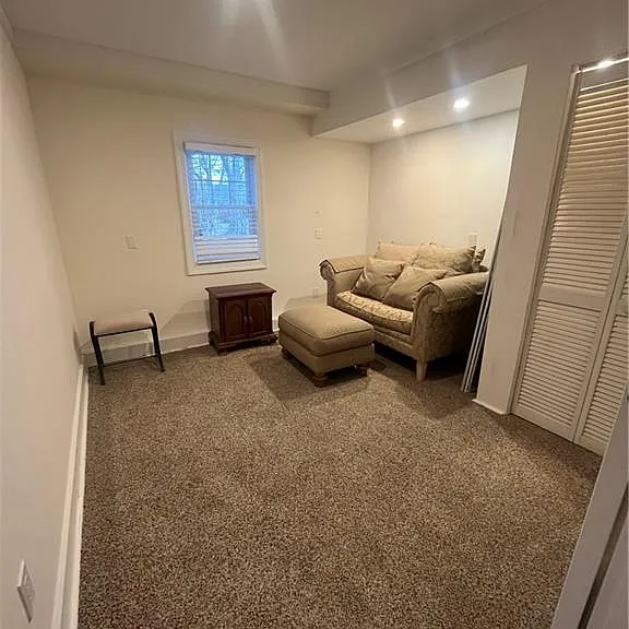 554 E Main Rd — Photo 10