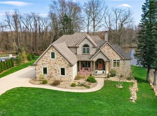 2051 E Swan Lake Cir, Kent, OH 44240