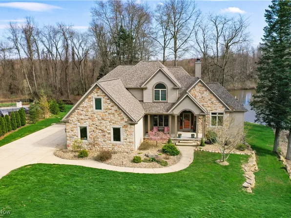 2051 E Swan Lake Cir, Kent, OH 44240