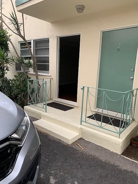 1st image of 943 Wilcox Ave APT 2