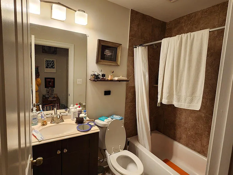 221 E 25th St #1 — Photo 5