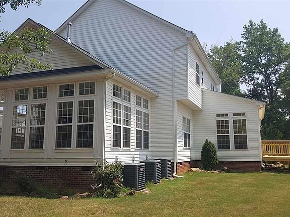 3rd image of 14 Pipers Glen Ct
