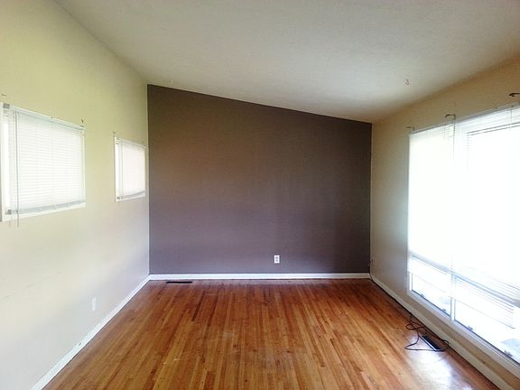 Living room vaulted ceiling/ lots of light