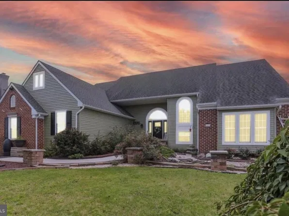 206 Fairview Dr, Hanover, PA 17331