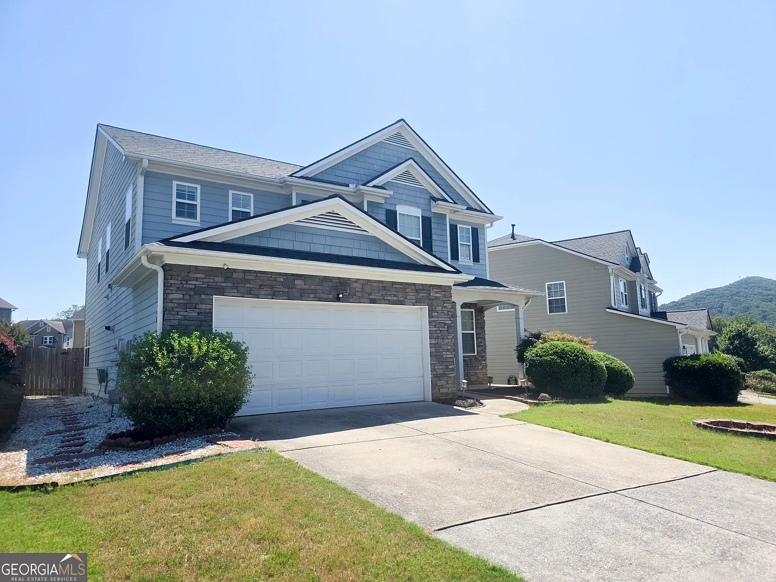 3 bed, 2.5 bath, 2583 sqft, $2,595 — Photo 2
