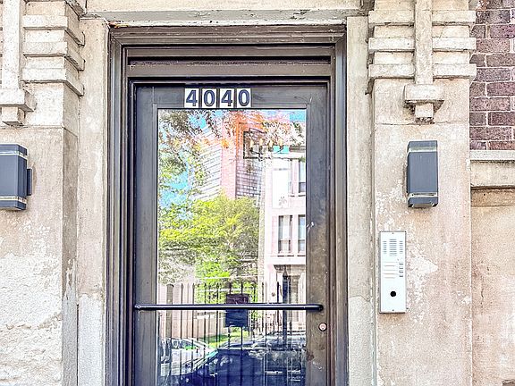 3rd image of 4040 S Calumet Ave