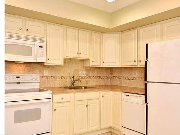 4th image of 102 Bishops Dr