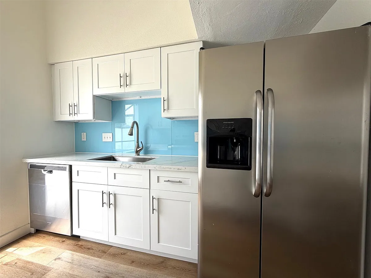 Photo 2 of 13 - 9809 Richmond Ave #5 - Houston, TX Building Photo - 9809 Richmond Ave #5
