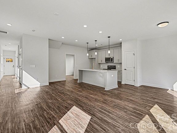 3rd image of 566 W Wilson Ave