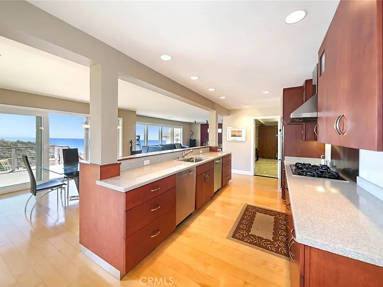 661 Nyes Pl — Photo 4