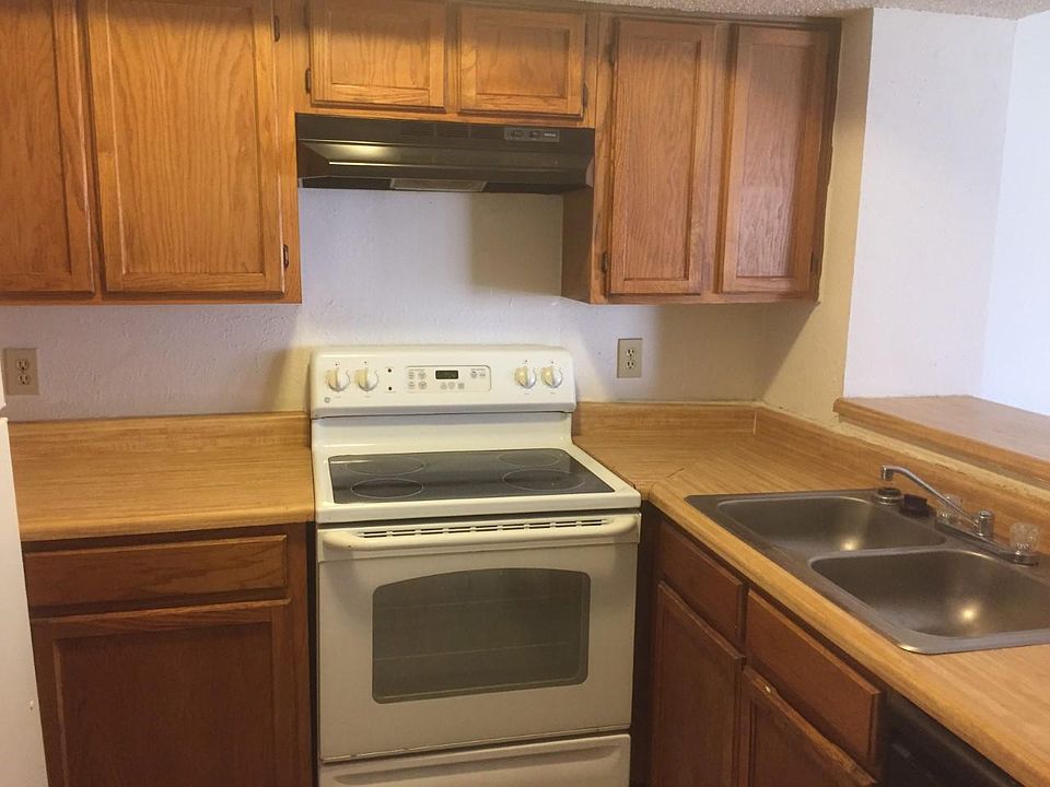 2nd image of 207-9807 Walnut St #207