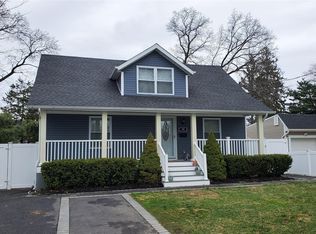 29 Oak St, Islip, NY 11751