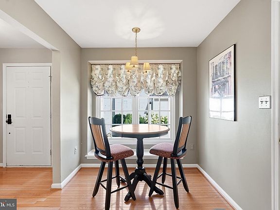 3rd image of 1252 Lamplighter Way