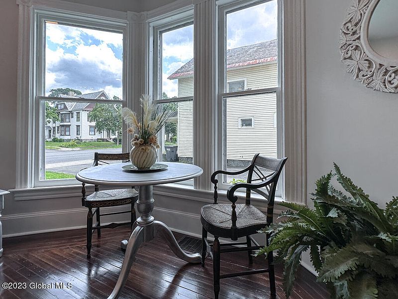5th image of 476 Glen Street