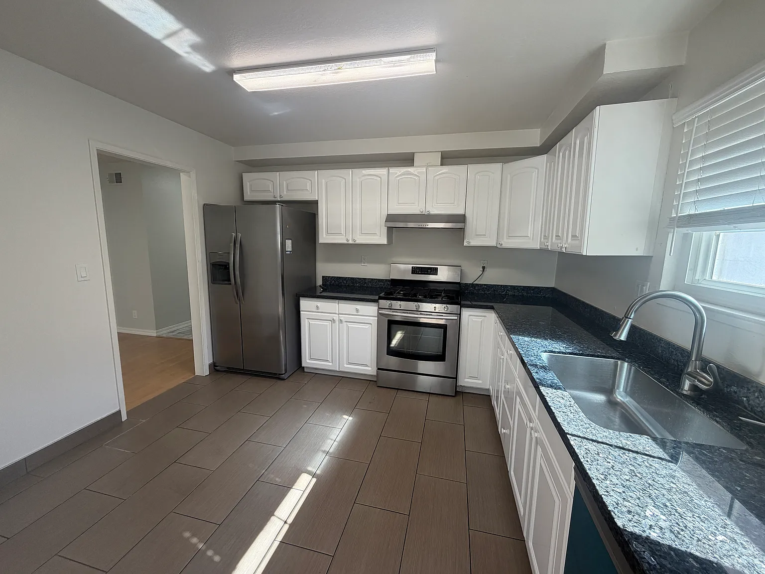 5 bed, 1450 sqft, $4,700 — Photo 2