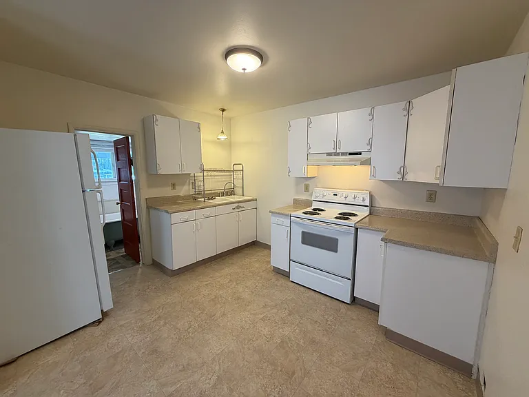 3214 Hoyt Ave — Photo 3