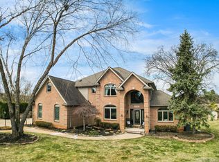 490 Hunters Crest Dr, Saline, MI 48176