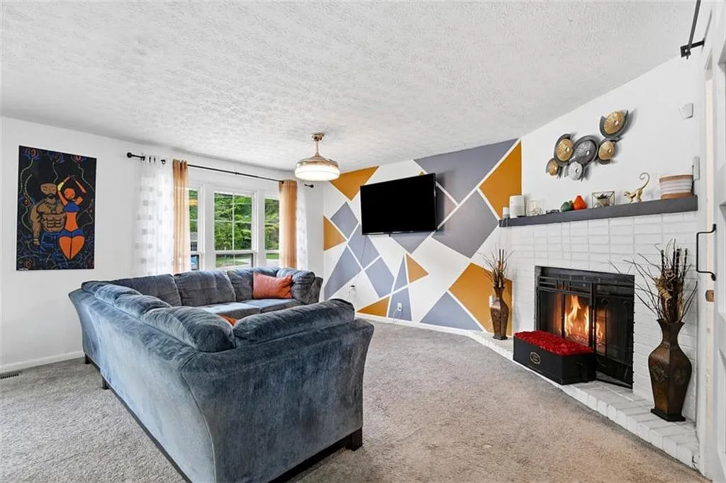 3 bed, 2.0 bath, 1050 sqft, $1,830 — Photo 2