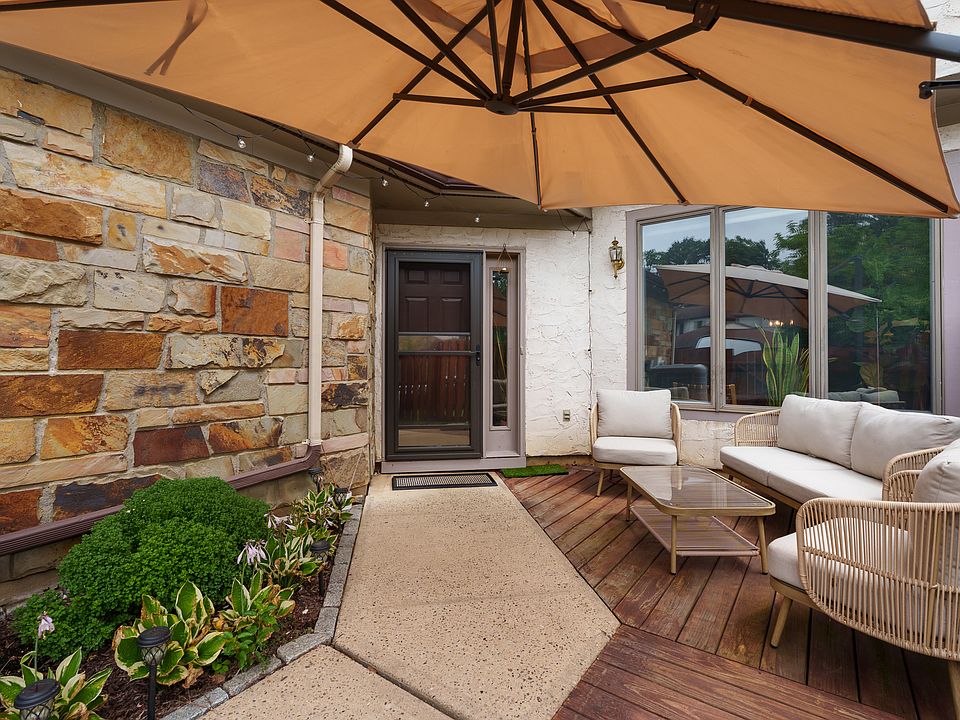 1st image of 9 Woodmont Dr #9