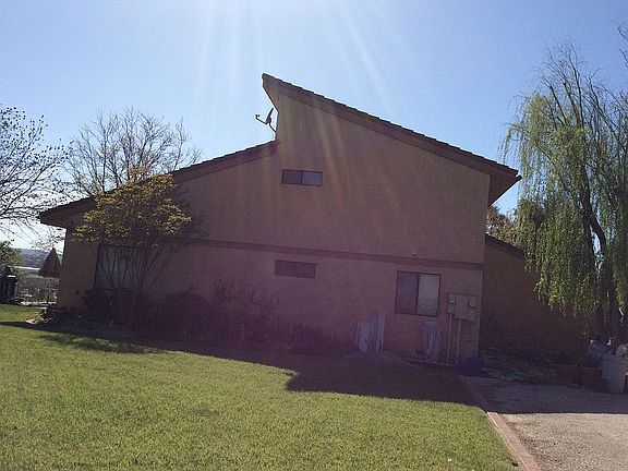 3rd image of 995 Hereford Ln
