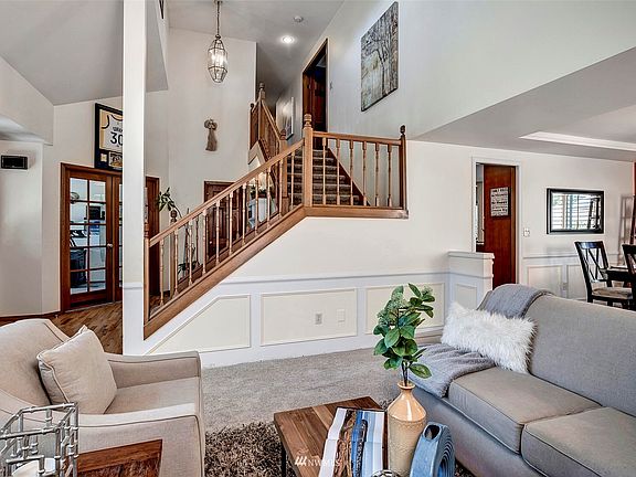 Walk in to find this traditional layout & bright formal living room with stunning soaring ceilings.>
