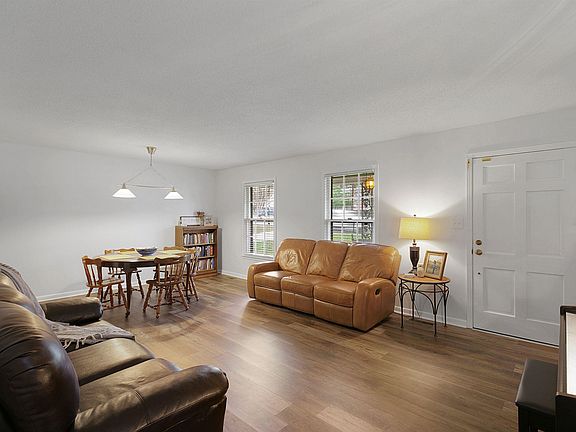 4th image of 83 Lesa Dr