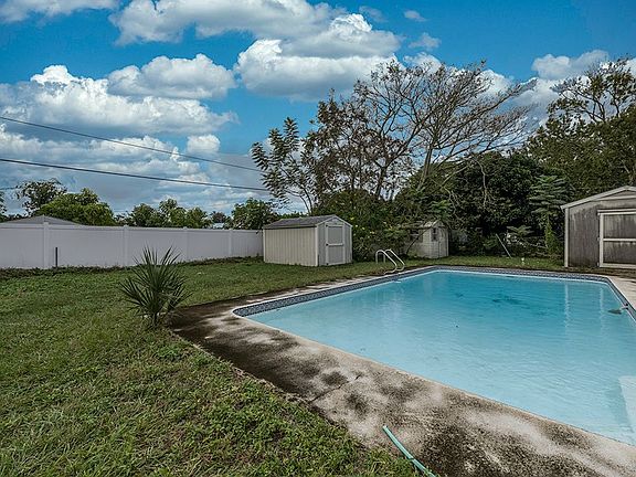 4th image of 300 Capehart Dr