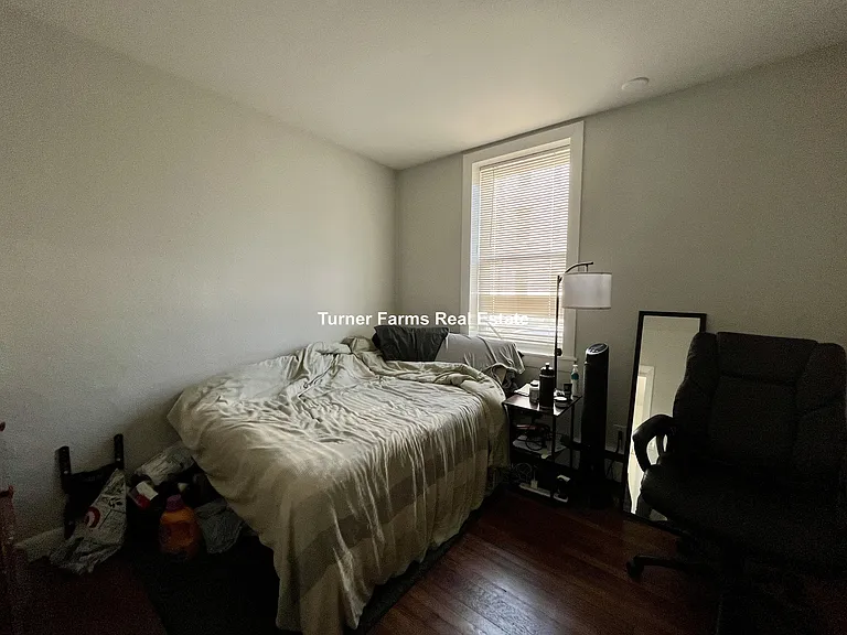 722 E 6th St — Photo 2