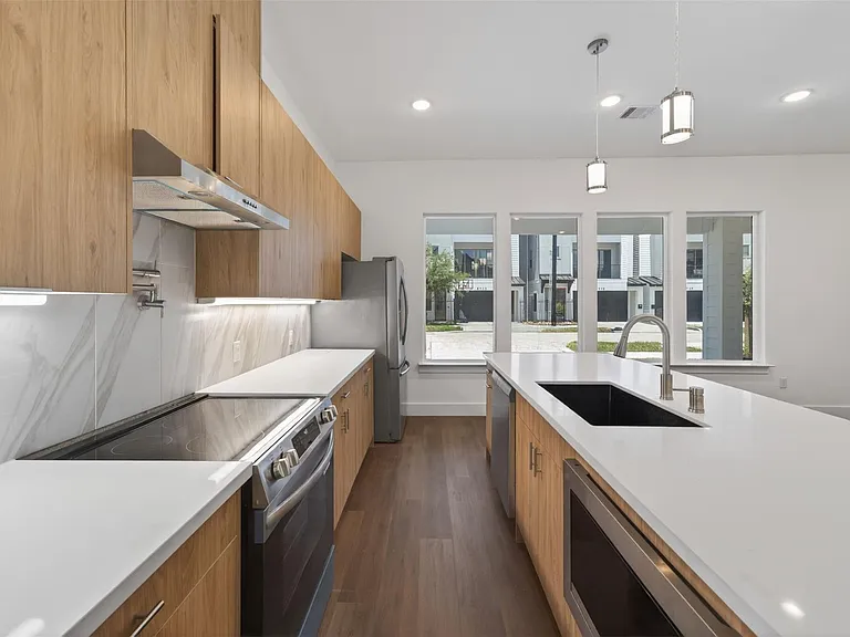 2714 Drew St — Photo 8