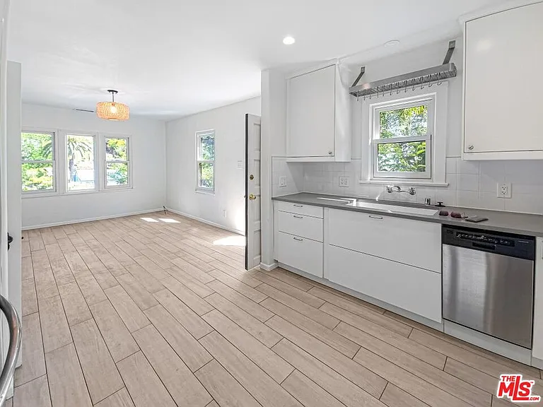 2049 Lake Shore Ave — Photo 7