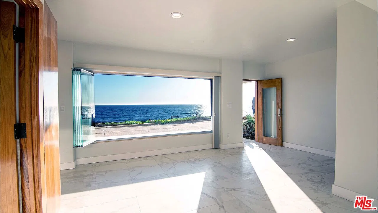 1 bed, 1.0 bath, 374 sqft, $3,995 — Photo 2