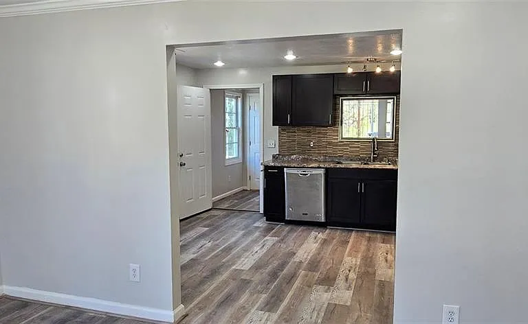 1280 Elizabeth Ave SW — Photo 3