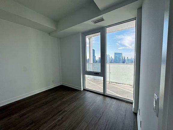 4th image of 89 Queen St E #5332