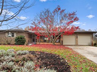 1915 Meadowlake Dr, Mahomet, IL 61853