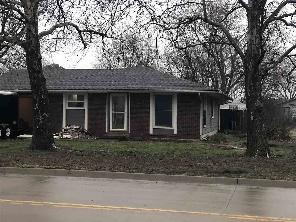 1st image of 215 N Woodlawn Ave