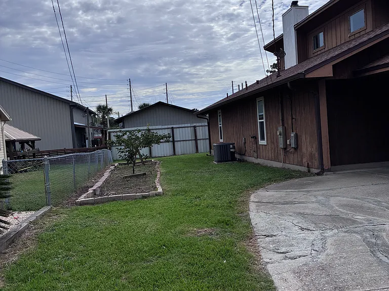 2328 Oakwood St — Photo 16