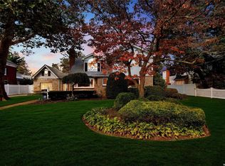 39 Village Line Rd, Babylon, NY 11702