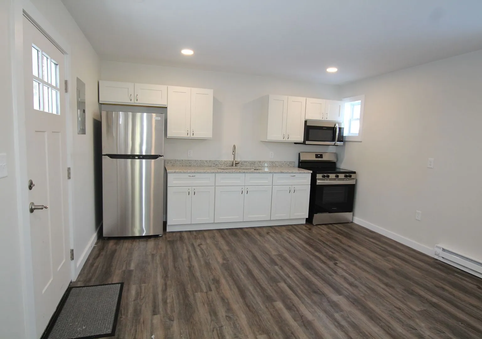 Free 1 Month Rent!! Beautifully Remodeled And Completed 1 Bedroom Apartment. — Photo 1