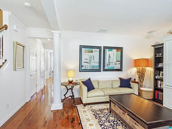 4th image of 920 Fern Ave #1