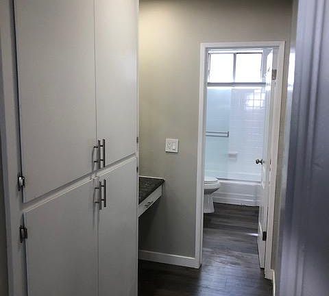 4th image of 924 W Beach Ave APT 11