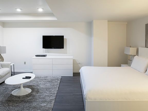 3rd image of 150 W 51st St APT 728