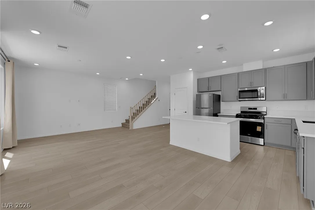 5 bed, 3.0 bath, 2206 sqft, $2,600 — Photo 3
