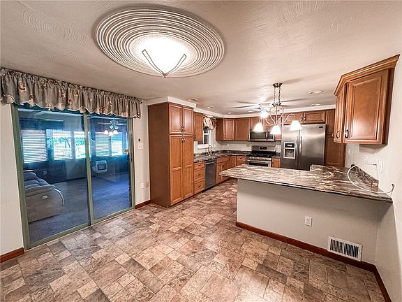 5th image of 892 Locust Dr