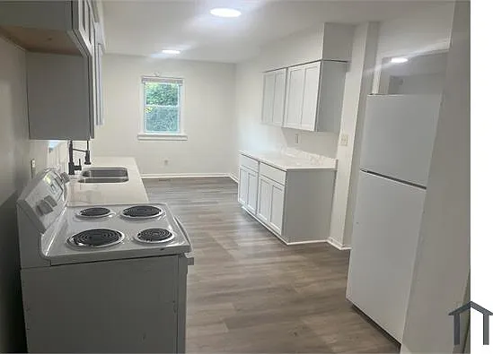 2319 N Parker Ave — Photo 5