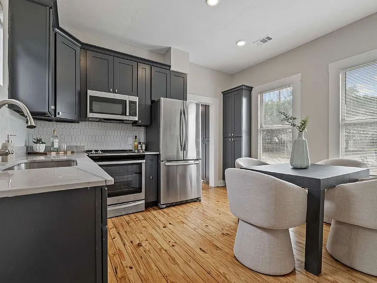 2506 1/2 E Columbus Dr — Photo 12