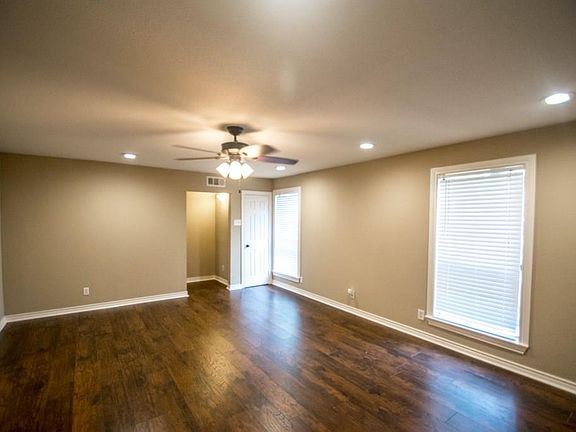 4th image of 102 S Clearwater Dr